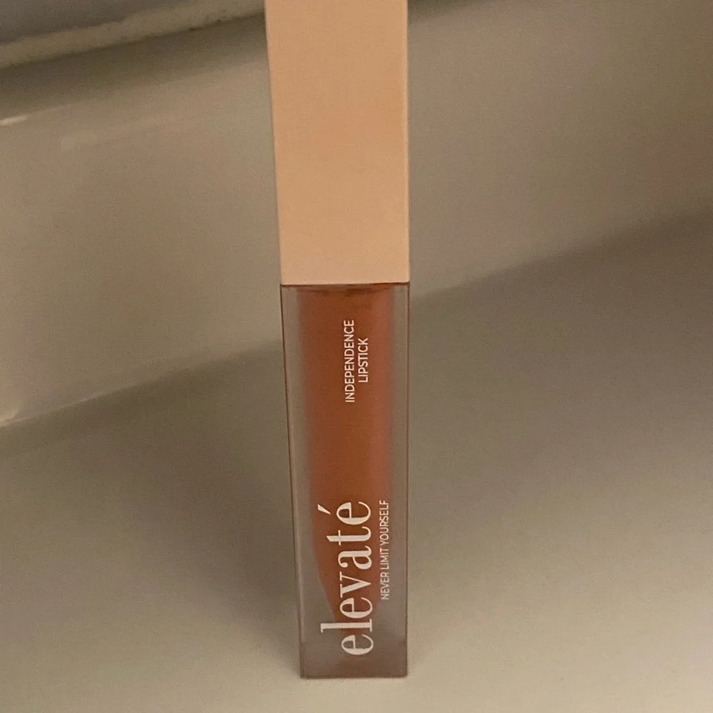NWOT Elevate Independence Lipstick (10ml) - Innovation